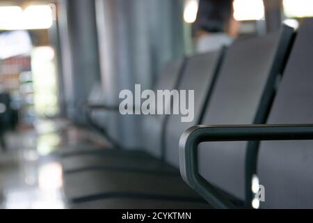 Leere Stühle in der Abflughalle am Flughafen Soekarno hatta, Reise- und Transportkonzepte Stockfoto