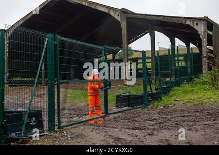 Wendover, Buckinghamshire, Großbritannien. Oktober 2020. Ein Teil der Durham Farm, die das Zuhause einer Generation von Bauern war, wurde einer obligatorischen Bestellung durch HS2 unterworfen und die Familie wurde aus ihrem Bauernhaus vertrieben. HS2-Arbeiter sind jetzt in ihren Scheunen ansässig und die Familie soll noch keine finanzielle Entschädigung von HS2 erhalten haben. Die zu hohe Budget- und umstrittene HS2-Hochgeschwindigkeitsstrecke von London nach Birmingham bringt 108 uralte Waldgebiete, 693 Wildtiergebiete und 33 SSSIs dem Risiko von Schäden oder Zerstörung. Quelle: Maureen McLean/Alamy Stockfoto