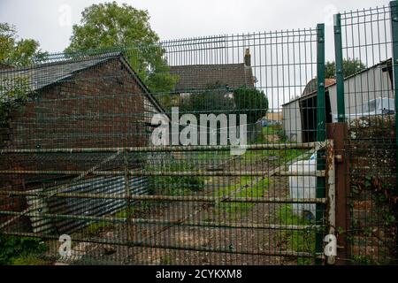 Wendover, Buckinghamshire, Großbritannien. Oktober 2020. Ein Teil der Durham Farm, die das Zuhause einer Generation von Bauern war, wurde einer obligatorischen Bestellung durch HS2 unterworfen und die Familie wurde aus ihrem Bauernhaus vertrieben. HS2-Arbeiter sind jetzt in ihren Scheunen ansässig und die Familie soll noch keine finanzielle Entschädigung von HS2 erhalten haben. Die zu hohe Budget- und umstrittene HS2-Hochgeschwindigkeitsstrecke von London nach Birmingham bringt 108 uralte Waldgebiete, 693 Wildtiergebiete und 33 SSSIs dem Risiko von Schäden oder Zerstörung. Quelle: Maureen McLean/Alamy Stockfoto