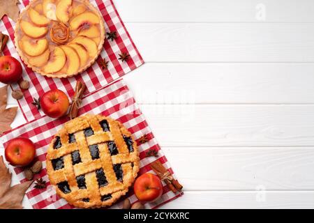 Herbst thanking Kuchen auf weißem Holzbrett mit trockenen dekoriert Blätter und Zimtstangen Stockfoto