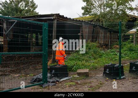 Wendover, Buckinghamshire, Großbritannien. Oktober 2020. Ein Teil der Durham Farm, die das Zuhause einer Generation von Bauern war, wurde einer obligatorischen Bestellung durch HS2 unterworfen und die Familie wurde aus ihrem Bauernhaus vertrieben. HS2-Arbeiter sind jetzt in ihren Scheunen ansässig und die Familie soll noch keine finanzielle Entschädigung von HS2 erhalten haben. Die zu hohe Budget- und umstrittene HS2-Hochgeschwindigkeitsstrecke von London nach Birmingham bringt 108 uralte Waldgebiete, 693 Wildtiergebiete und 33 SSSIs dem Risiko von Schäden oder Zerstörung. Quelle: Maureen McLean/Alamy Stockfoto