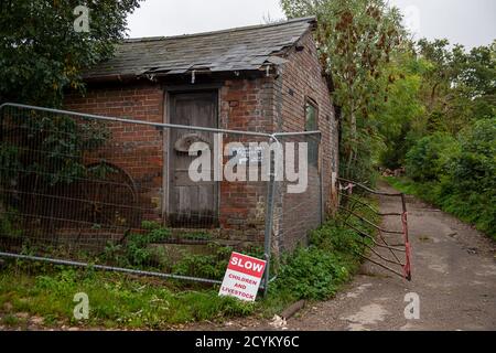 Wendover, Buckinghamshire, Großbritannien. Oktober 2020. Ein Teil der Durham Farm, die das Zuhause einer Generation von Bauern war, wurde einer obligatorischen Bestellung durch HS2 unterworfen und die Familie wurde aus ihrem Bauernhaus vertrieben. HS2-Arbeiter sind jetzt in ihren Scheunen ansässig und die Familie soll noch keine finanzielle Entschädigung von HS2 erhalten haben. Die zu hohe Budget- und umstrittene HS2-Hochgeschwindigkeitsstrecke von London nach Birmingham bringt 108 uralte Waldgebiete, 693 Wildtiergebiete und 33 SSSIs dem Risiko von Schäden oder Zerstörung. Quelle: Maureen McLean/Alamy Stockfoto