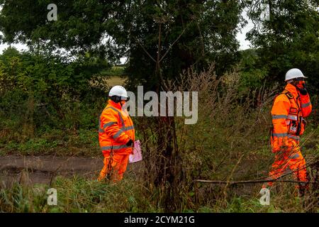 Wendover, Buckinghamshire, Großbritannien. Oktober 2020. Ein Teil der Durham Farm, die das Zuhause einer Generation von Bauern war, wurde einer obligatorischen Bestellung durch HS2 unterworfen und die Familie wurde aus ihrem Bauernhaus vertrieben. HS2-Arbeiter sind jetzt in ihren Scheunen ansässig und die Familie soll noch keine finanzielle Entschädigung von HS2 erhalten haben. Die zu hohe Budget- und umstrittene HS2-Hochgeschwindigkeitsstrecke von London nach Birmingham bringt 108 uralte Waldgebiete, 693 Wildtiergebiete und 33 SSSIs dem Risiko von Schäden oder Zerstörung. Quelle: Maureen McLean/Alamy Stockfoto