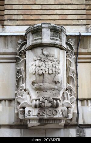 London, England, Großbritannien. Art déco-Adelphi-Gebäude (1938: 1-10 John Adam Street) denkmalgeschütztes Gebäude. Portland Stein geschnitzte Detail auf der Außenseite: Co Stockfoto