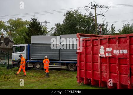 Wendover, Buckinghamshire, Großbritannien. Oktober 2020. Sicherheitszäune werden im nahegelegenen Jones Hill Wood installiert. Ein Teil der Durham Farm, die das Zuhause einer Generation von Bauern war, wurde einer obligatorischen Bestellung durch HS2 unterworfen und die Familie wurde aus ihrem Bauernhaus vertrieben. HS2-Arbeiter sind jetzt in ihren Scheunen ansässig und die Familie soll noch keine finanzielle Entschädigung von HS2 erhalten haben. Die über Budget und umstrittene HS2 High Speed Rail Verbindung von London nach Birmingham Projekt bringt 108 alte Wälder, 693 Wildlife Sites und 33 SSSIs Gefahr von Schäden oder d Stockfoto