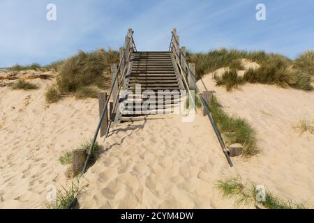 Durch Dünen am westlichen Ende der Bucht bei Hengistbury Head in Bournemouth gelangen Sie über Holztreppen zum Sandstrand. 05 Mai 2016. Foto: Neil Tu Stockfoto