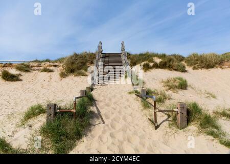 Durch Dünen am westlichen Ende der Bucht bei Hengistbury Head in Bournemouth gelangen Sie über Holztreppen zum Sandstrand. 05 Mai 2016. Foto: Neil Tu Stockfoto