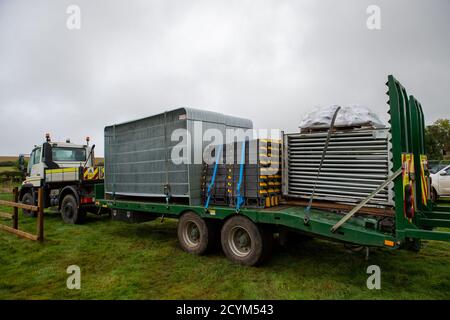 Wendover, Buckinghamshire, Großbritannien. Oktober 2020. Sicherheitszäune werden im nahegelegenen Jones Hill Wood installiert. Ein Teil der Durham Farm, die das Zuhause einer Generation von Bauern war, wurde einer obligatorischen Bestellung durch HS2 unterworfen und die Familie wurde aus ihrem Bauernhaus vertrieben. HS2-Arbeiter sind jetzt in ihren Scheunen ansässig und die Familie soll noch keine finanzielle Entschädigung von HS2 erhalten haben. Die über Budget und umstrittene HS2 High Speed Rail Verbindung von London nach Birmingham Projekt bringt 108 alte Wälder, 693 Wildlife Sites und 33 SSSIs Gefahr von Schäden oder d Stockfoto