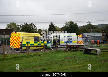 Wendover, Buckinghamshire, Großbritannien. Oktober 2020. Die Polizei kommt, um Umweltaktivisten aus dem nahegelegenen Jones Hill Wood zu vertreiben. Ein Teil der Durham Farm, die das Zuhause einer Generation von Bauern war, wurde einer obligatorischen Bestellung durch HS2 unterworfen und die Familie wurde aus ihrem Bauernhaus vertrieben. HS2-Arbeiter sind jetzt in ihren Scheunen ansässig und die Familie soll noch keine finanzielle Entschädigung von HS2 erhalten haben. Die über Budget und umstrittene HS2 High Speed Rail Verbindung von London nach Birmingham Projekt bringt 108 alte Wälder, 693 Wildlife Sites und 33 SSSIs Gefahr des Staudamms Stockfoto