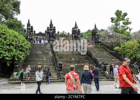 Touristen auf den Stufen, die zum Eingang des Mausoleums von Kaiser Khai Dinh Königliches Grab, Hue, Vietnam, Asien Stockfoto