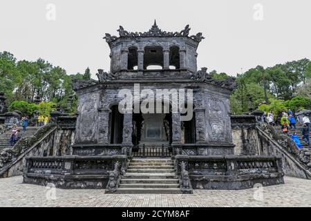 Schritte, die zum Eingang des Mausoleums von Kaiser Khai Dinh Königliches Grab, Hue, Vietnam, Asien Stockfoto