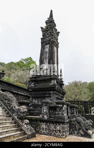 Schritte neben einem Steinturm, der zum Eingang des Mausoleums von Kaiser Khai Dinh Königliches Grab führt, Hue, Vietnam, Asien Stockfoto
