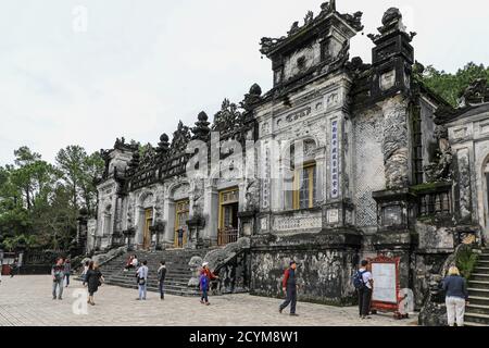 Schritte, die zum Eingang des Mausoleums von Kaiser Khai Dinh Königliches Grab, Hue, Vietnam, Asien Stockfoto
