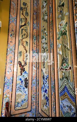 Die dekorativen Fliesen und Mosaiken arbeiten im prunkvollen Innenraum des Mausoleums von Kaiser Khai Dinh Königsgrab, Hue, Vietnam, Asien Stockfoto