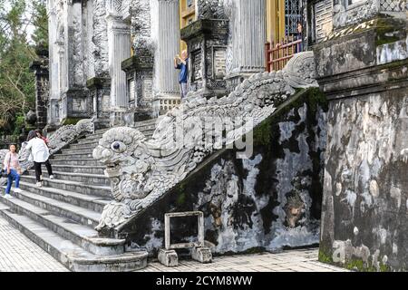 Drachensteinarbeiten neben den Stufen, die zum Eingang des Mausoleums des Kaisers Khai Dinh Königliches Grab führen, Hue, Vietnam, Asien Stockfoto