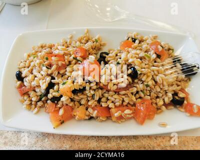 Kalter Salat aus geschriebenen Tomaten, schwarzen Oliven. Hochwertige Fotos Stockfoto