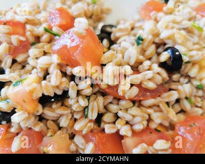 Kalter Salat aus geschriebenen Tomaten, schwarzen Oliven. Hochwertige Fotos Stockfoto