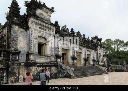 Schritte, die zum Eingang des Mausoleums von Kaiser Khai Dinh Königliches Grab, Hue, Vietnam, Asien Stockfoto