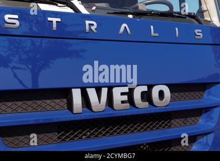 GALATI, RUMÄNIEN - 28. SEPTEMBER 2015. Iveco Schild vor einem LKW. Iveco ist ein italienisches Unternehmen zur Herstellung von Industriefahrzeugen Stockfoto