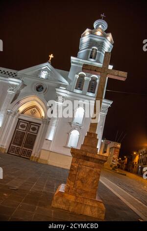 Iglesia San Blas in Cuenca, Ecuador, gesehen bei Nacht beleuchtet Stockfoto