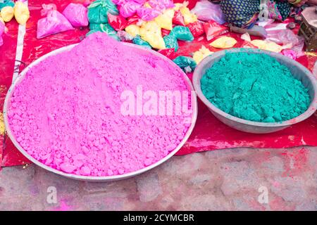 Taschen von farbigen Pulver Farbe sitzen warten auf Holi Festival Zelebranten in Barsana, Indien verkauft werden Stockfoto