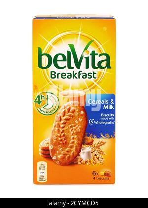 BUKAREST, RUMÄNIEN - 17. SEPTEMBER 2015. Belvita Frühstück Getreide und Milch. Belvita Kekse werden mit Vollkorn hergestellt Stockfoto