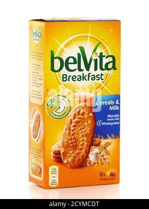 BUKAREST, RUMÄNIEN - 17. SEPTEMBER 2015. Belvita Frühstück Getreide und Milch. Belvita Kekse werden mit Vollkorn hergestellt Stockfoto