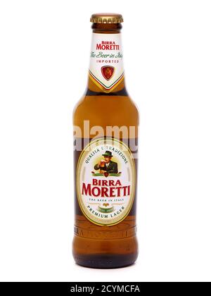 BUKAREST, RUMÄNIEN - 4. AUGUST 2015. Flasche Birra Moretti, Premium Lager Bier isoliert auf weiß Stockfoto