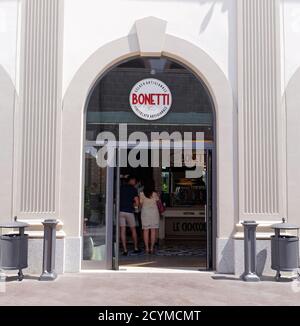 ROM, ITALIEN - 28. JULI 2015. Bonetti Gelato und Schokoladengeschäft in Rom, Italien mit Menschen einkaufen. Bonetti produzierte täglich Eis mit frischer Natur Stockfoto