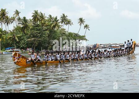 ALAPPUZHA, INDIEN - AUGUST 13: Nicht identifizierte Ruderer/Ruderer in Uniform, die am sehr beliebten Nehru-Pokal-Schlangenboot-Rennen auf dem Backwaters teilnehmen Stockfoto