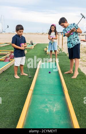 Kinder spielen Minigolf Stockfoto