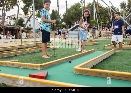 Kinder spielen Minigolf Stockfoto