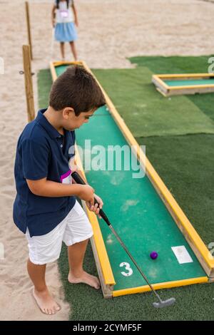 Kinder spielen Minigolf Stockfoto