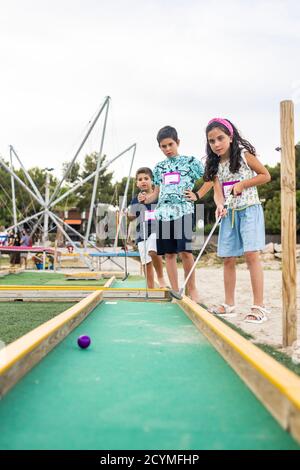 Kinder spielen Minigolf Stockfoto