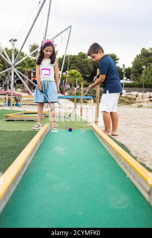 Kinder spielen Minigolf Stockfoto