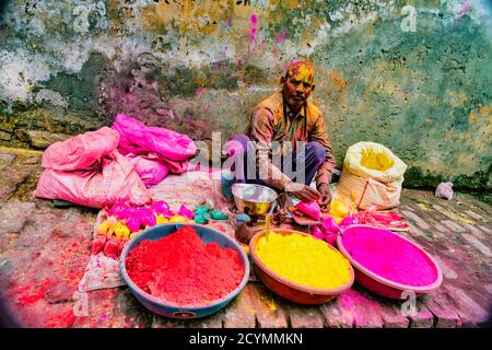 Barsana, Indien - 23. Februar 2018 - ein Mann verkauft Farbe Pulver durch Nachtschwärmer während Holi Festival geworfen werden Stockfoto