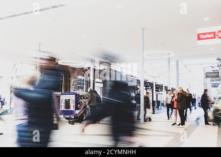 Geschäftige Einkäufer in Swindon's Designer Outlet Mall, Stockfoto