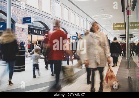 Geschäftige Einkäufer in Swindon's Designer Outlet Mall, Stockfoto