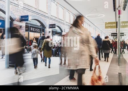 Geschäftige Einkäufer in Swindon's Designer Outlet Mall, Stockfoto