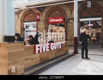 Geschäftige Einkäufer in Swindon's Designer Outlet Mall, Stockfoto