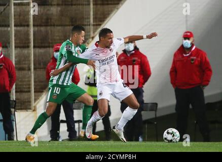 Diego Lopes von Rio Ave im Einsatz mit Ismael Bennacer von Mailand während des Europa League-Spiels zwischen Rio Ave FC und AC Mailand im Estadio dos Arcos, VI Stockfoto