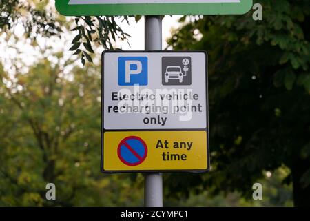 Schild für die Ladestelle für Elektrofahrzeuge. EV Parkinfrastruktur in Großbritannien Stockfoto