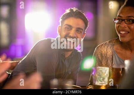 Gruppe von Freunden trinken alkoholische Getränke im Freien in einer Bar / Restaurant, feiern und Spaß zusammen. Stockfoto
