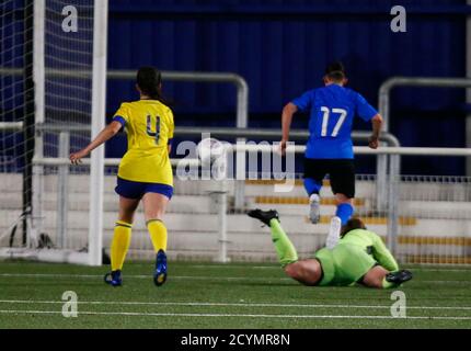 BILLERICAY, Großbritannien, SEPTEMBER 30: Connie Forman von Billericay Town Ladies punktet auf ihrem Debutwährend der South East Division One zwischen Billericay Stockfoto