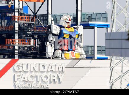 Yokohama, Japan. Oktober 2020. Ein 18 Meter hoher Roboter Gundam steht am 2. Oktober 2020 bei einem Warf in Yokohama, einem Vorort von Tokio. Der Vollausstaffelgundam, entstanden aus einer TV-Animation, kann insgesamt 24 Gelenke bewegen und wird im Dezember für die Öffentlichkeit geöffnet. Quelle: Yoshio Tsunoda/AFLO/Alamy Live News Stockfoto