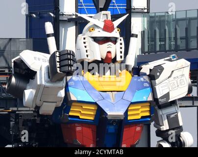 Yokohama, Japan. Oktober 2020. Ein 18 Meter hoher Roboter Gundam steht am 2. Oktober 2020 bei einem Warf in Yokohama, einem Vorort von Tokio. Der Vollausstaffelgundam, entstanden aus einer TV-Animation, kann insgesamt 24 Gelenke bewegen und wird im Dezember für die Öffentlichkeit geöffnet. Quelle: Yoshio Tsunoda/AFLO/Alamy Live News Stockfoto
