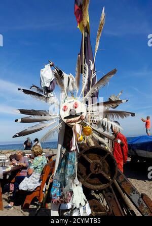 Lustige selbstgemachte Figur, Restaurant im Fischerdorf Vitt auf Rügen, Mecklenburg-Vorpommern, Deutschland Stockfoto