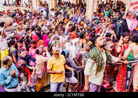Barsana, Indien - 23. Februar 2018 - Die Menge wartet auf der Treppe für einen Tempel während Holi Festival zu öffnen. Stockfoto