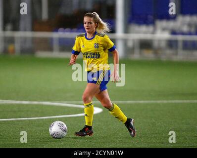 BILLERICAY, Großbritannien, SEPTEMBER 30: Poppy-Bindung von Hashtag United Women während der South East Division One zwischen Billericay Town Ladies und Hash Stockfoto