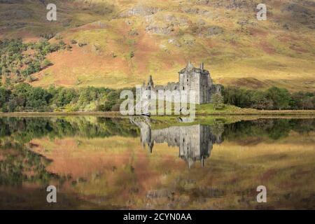 Kilchurn Castle in Schottland. Gelegen am Loch Awe mit Reflexen im Wasser und Herbstfarben Stockfoto